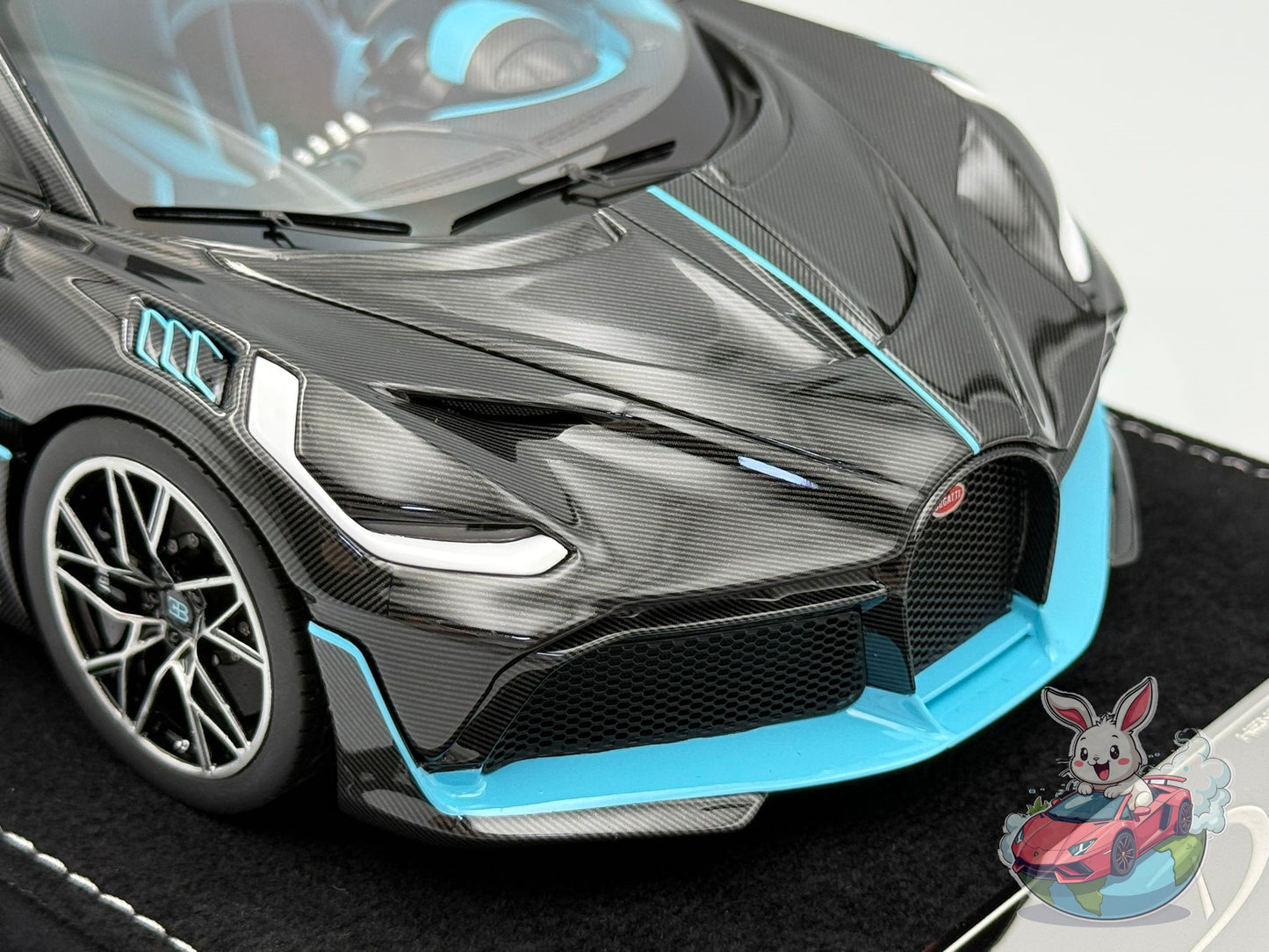 Henson & Heaven 1:18 Bugatti Divo (Carbon Fiber - Tiffany)