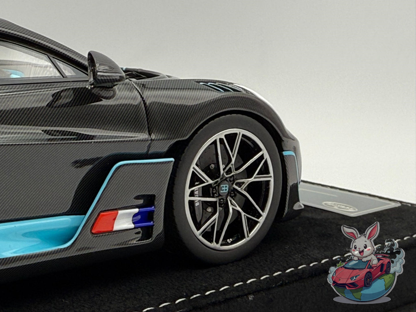 Henson & Heaven 1:18 Bugatti Divo (Carbon Fiber - Tiffany)