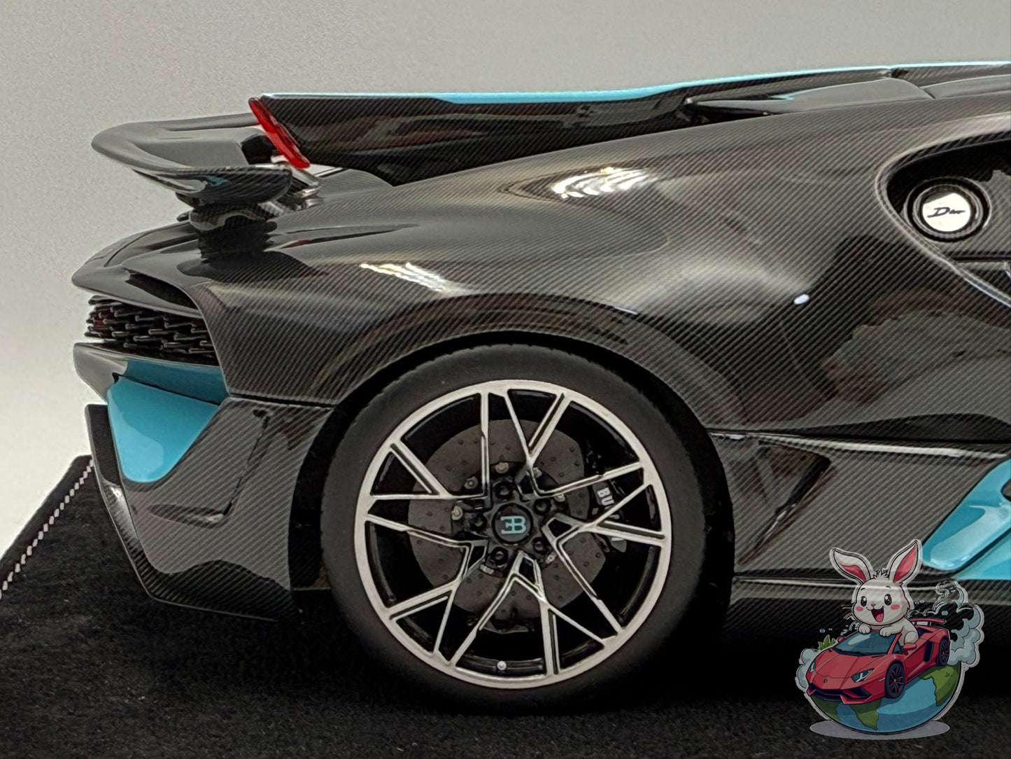 Henson & Heaven 1:18 Bugatti Divo (Carbon Fiber - Tiffany)