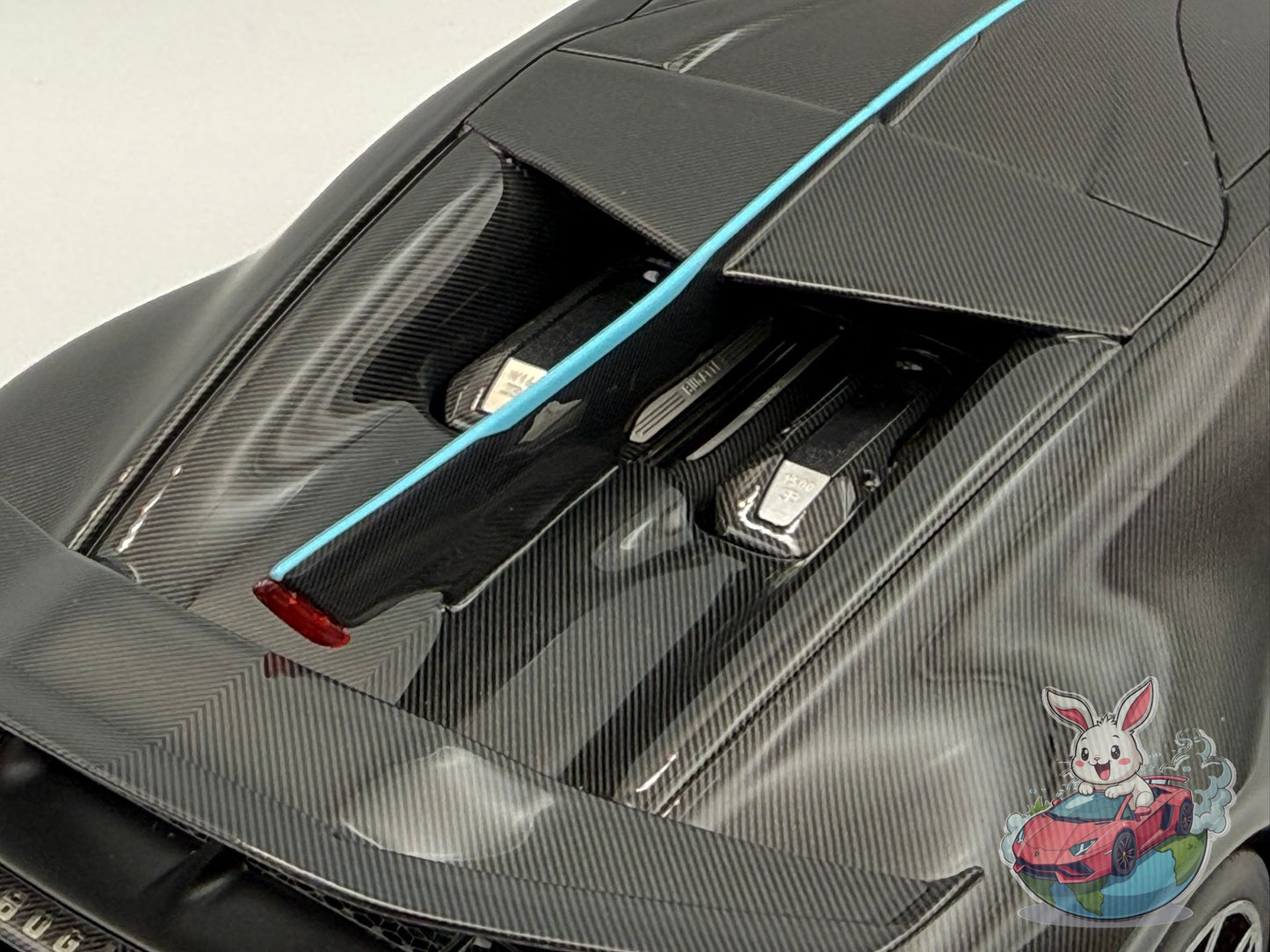 Henson & Heaven 1:18 Bugatti Divo (Carbon Fiber - Tiffany)