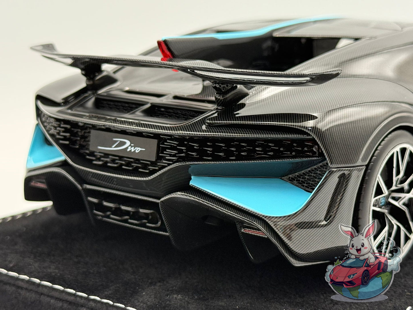 Henson & Heaven 1:18 Bugatti Divo (Carbon Fiber - Tiffany)