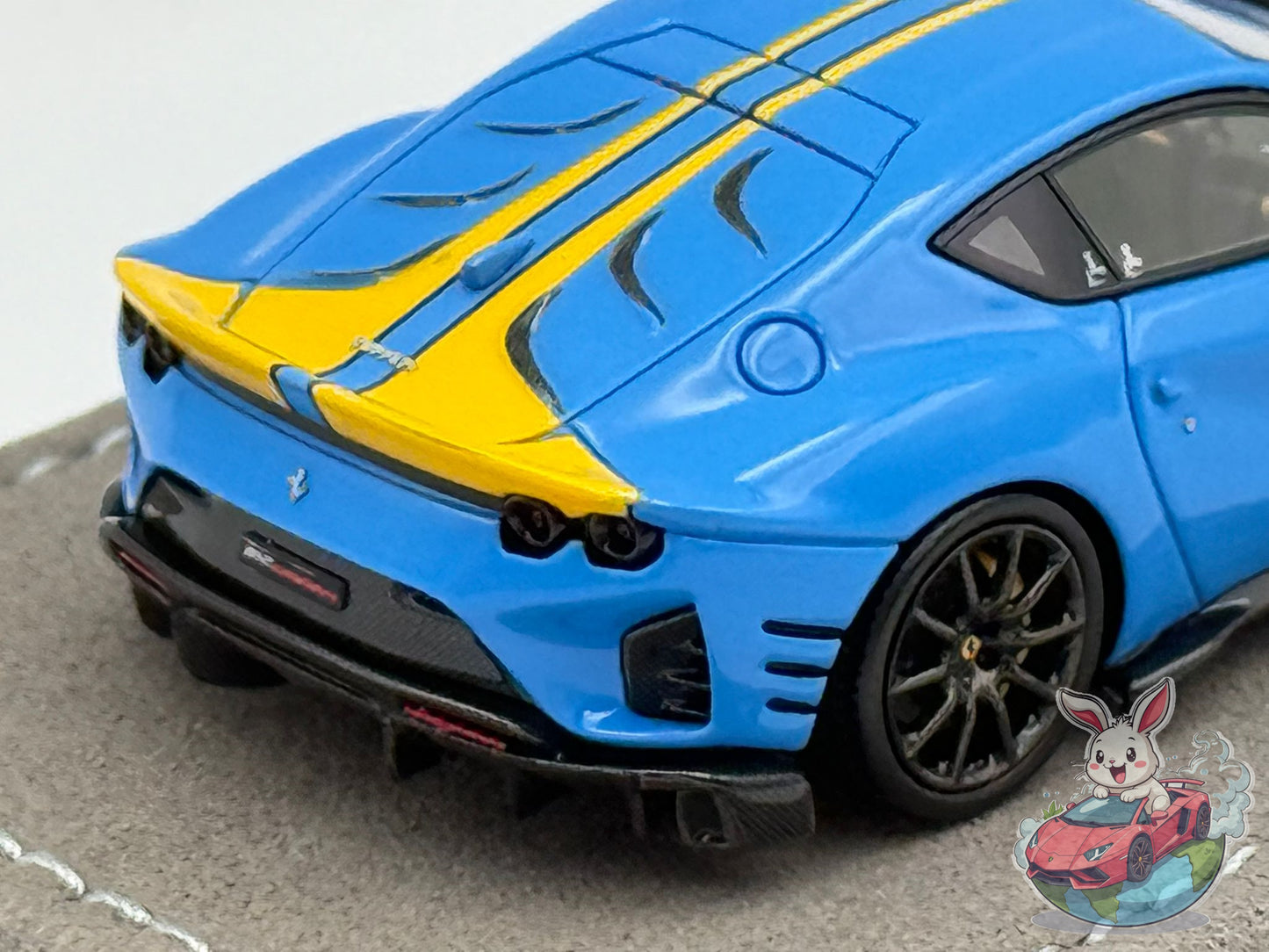 Henson & Heaven 1:64 Ferrari 812 Competizione (Azzurro Dino)
