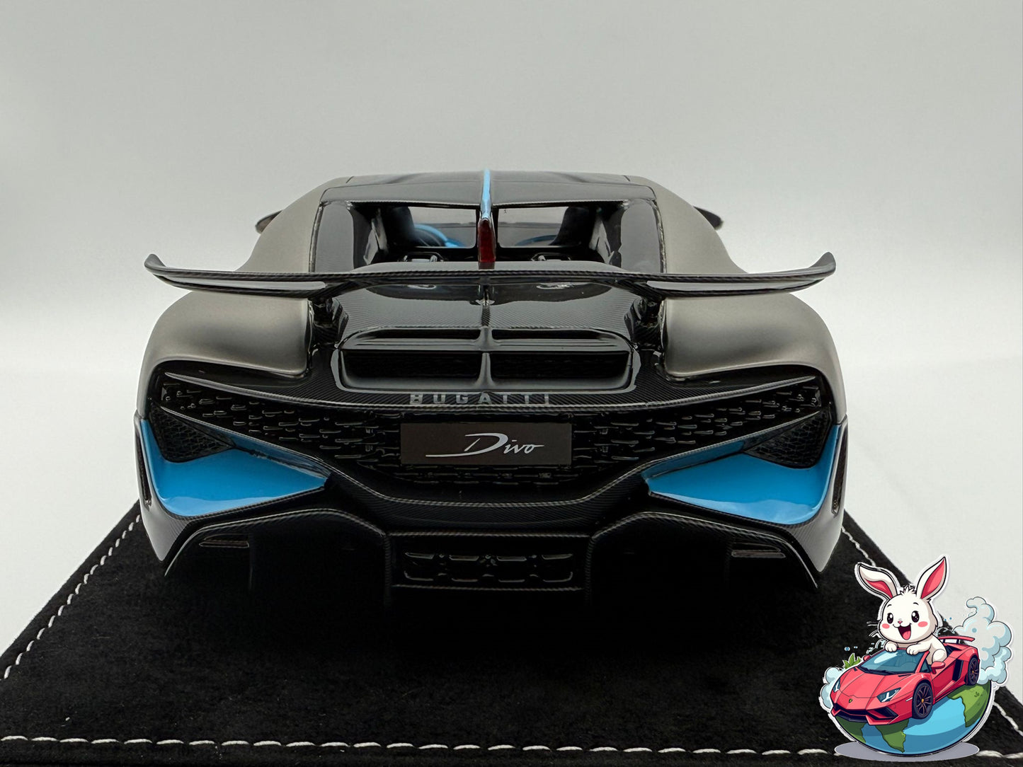 Henson & Heaven 1:18 Bugatti Divo (Pebble Beach Show Car)