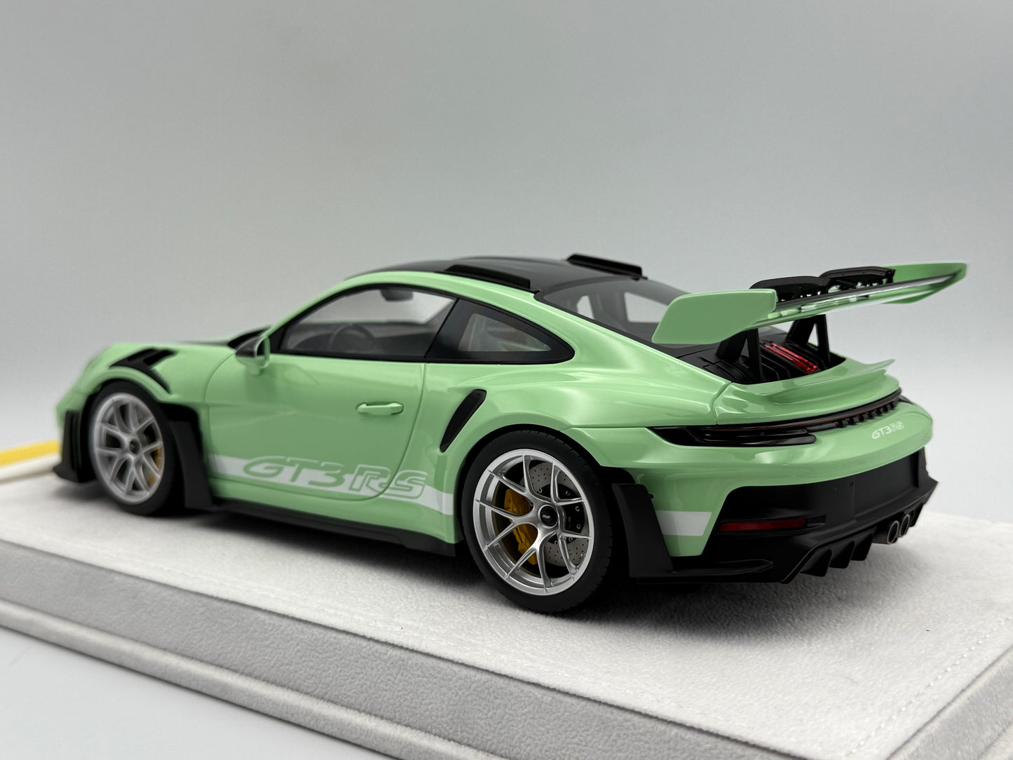 Fuelme Models 1:18 Porsche 992 GT3 RS Weissach Package (Avocado Green)