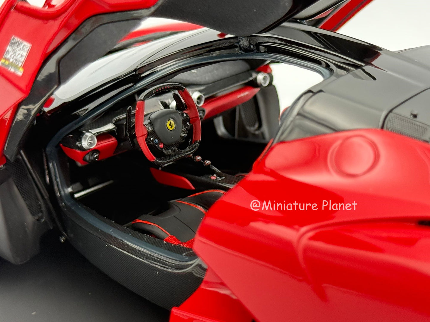 BBR 1:18 Ferrari Laferrari 'OPEN/CLOSE' Rosso Corsa 322