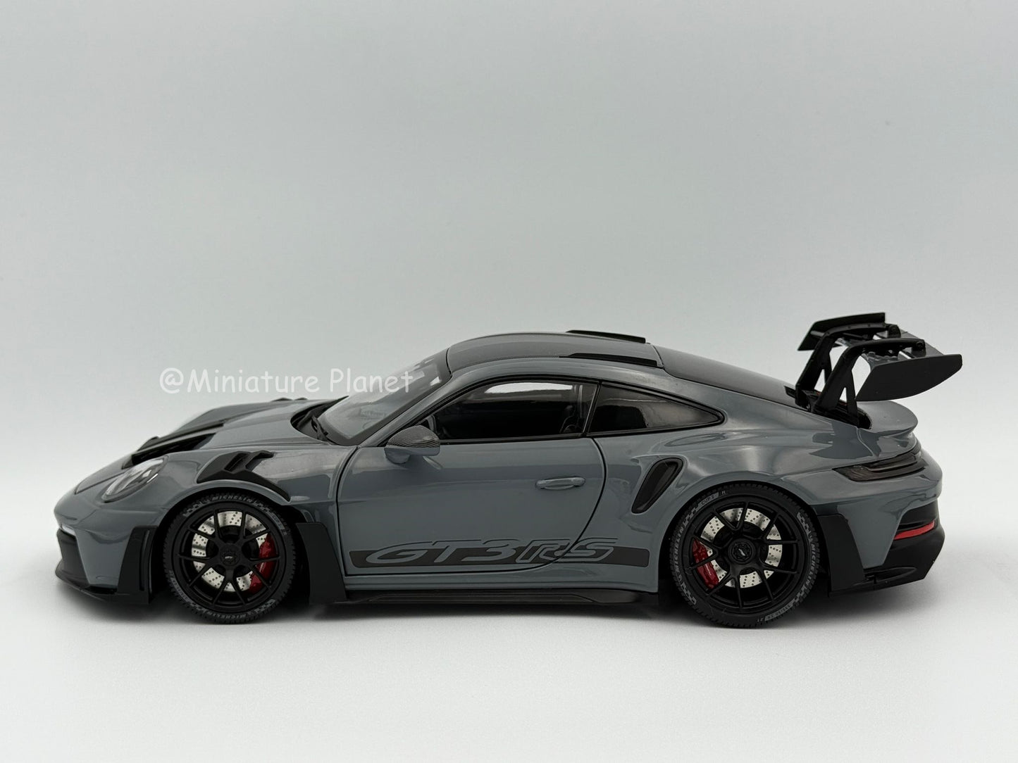 Minichamps 1:18 Porsche 911 (992) GT3 RS Weissach Package - Grey