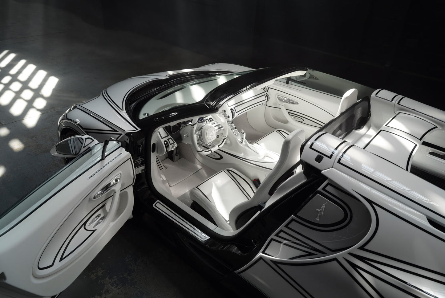PREORDER MR Collection 1:18 Bugatti Mistral W16 'Blanc Eternel'