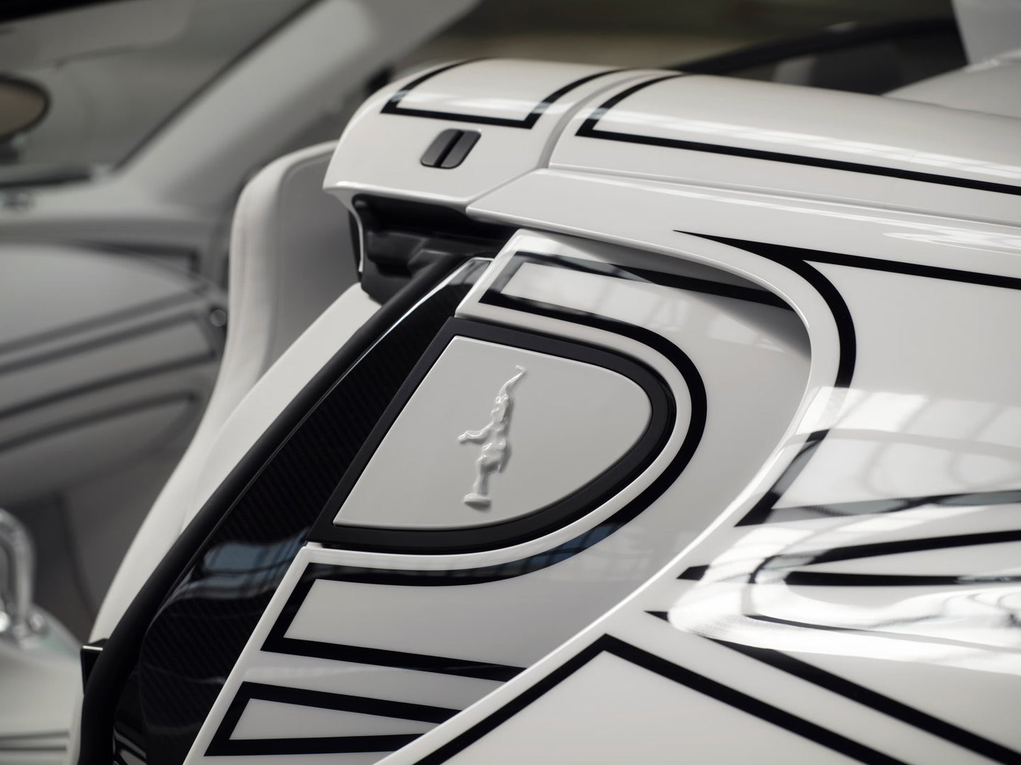 PREORDER MR Collection 1:18 Bugatti Mistral W16 'Blanc Eternel'