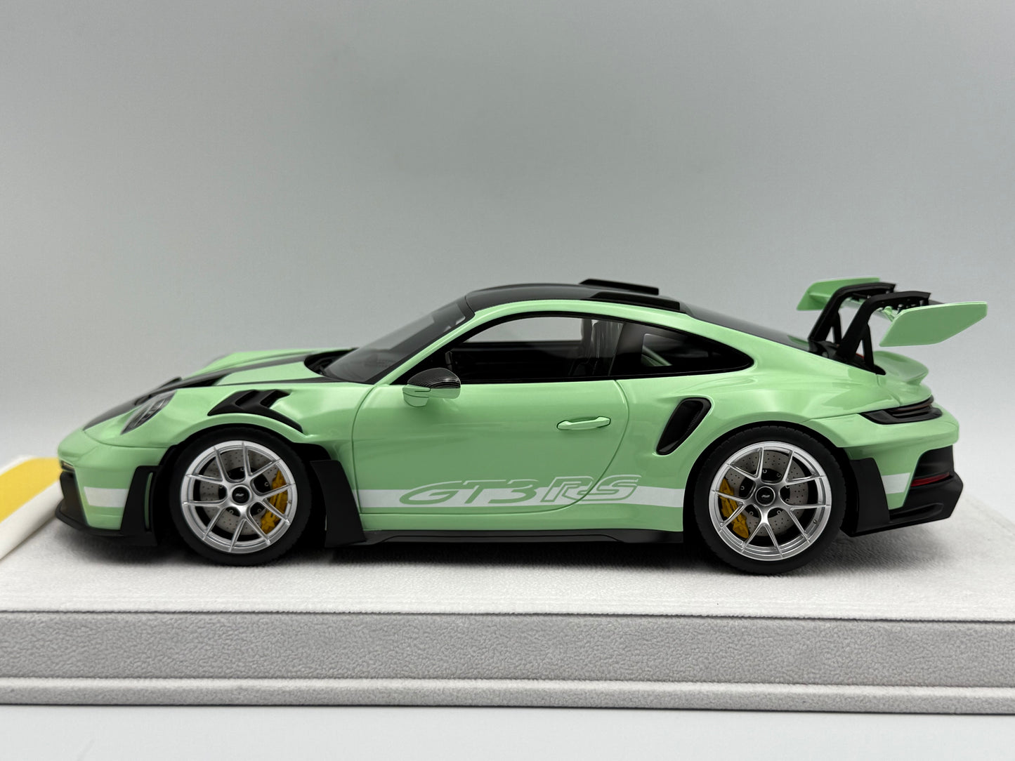 Fuelme Models 1:18 Porsche 992 GT3 RS Weissach Package (Avocado Green)