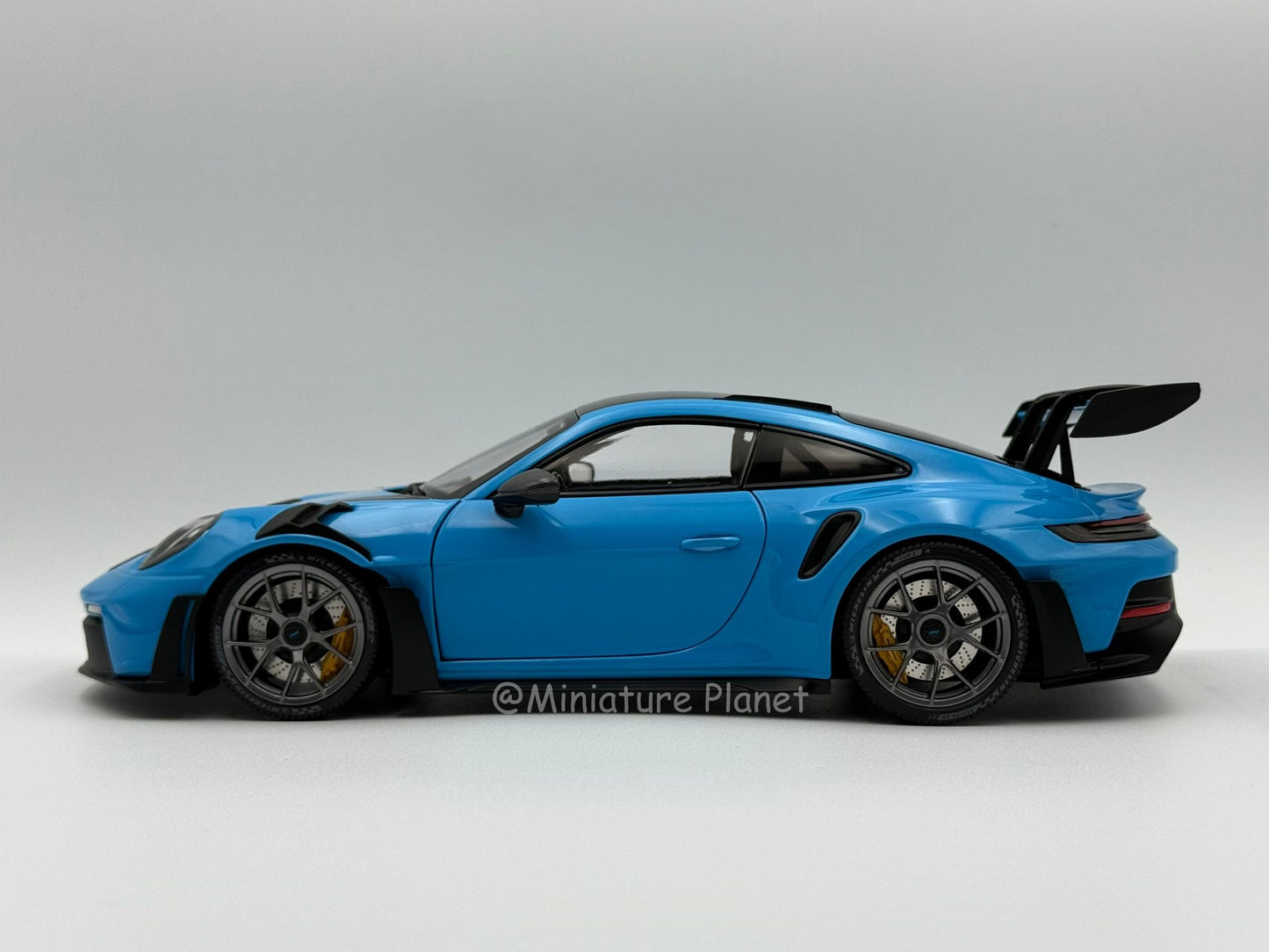 Minichamps 1:18 Porsche 911 (992) GT3 RS Weissach Package (Blue)
