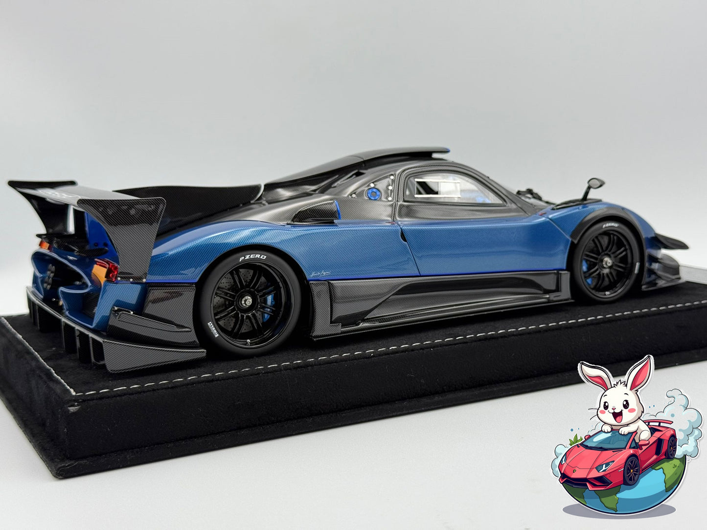Henson & Heaven 1:18 Pagani Zonda Revolucion (Blue Carbon)