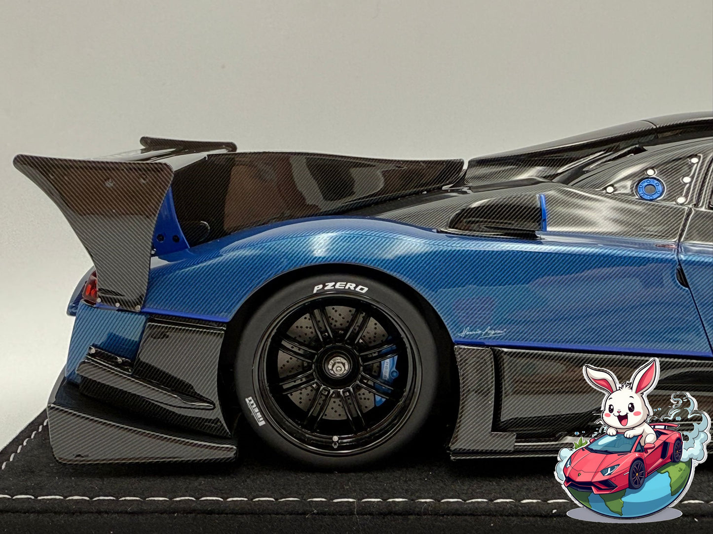 Henson & Heaven 1:18 Pagani Zonda Revolucion (Blue Carbon)