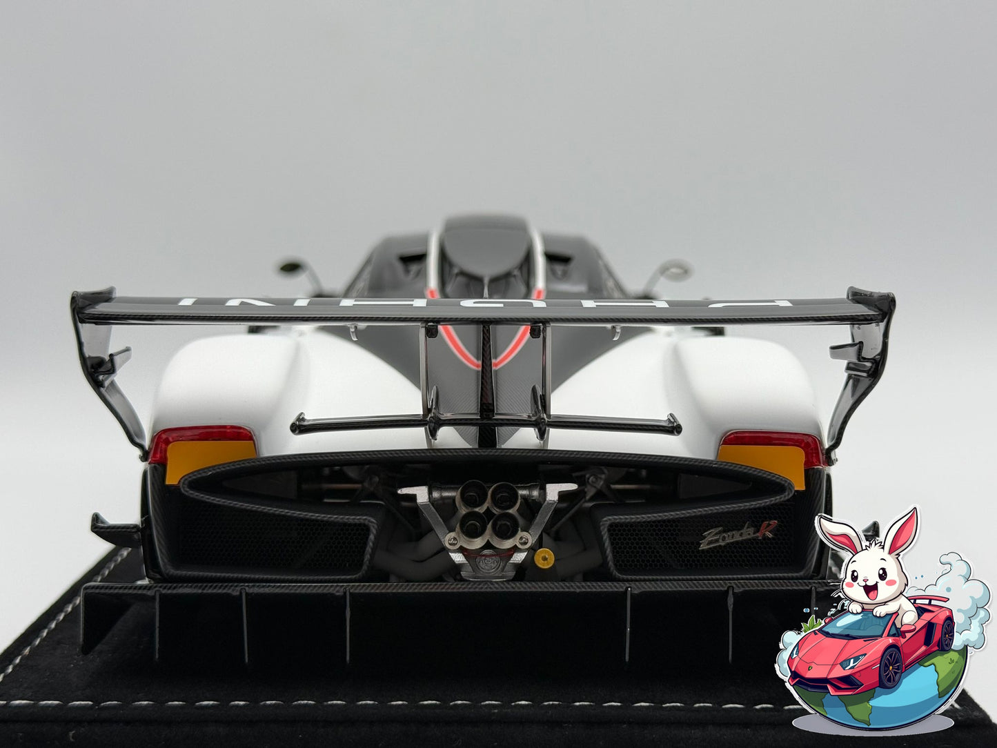 Henson & Heaven 1:18 Pagani Zonda R (White w/ Black Carbon)