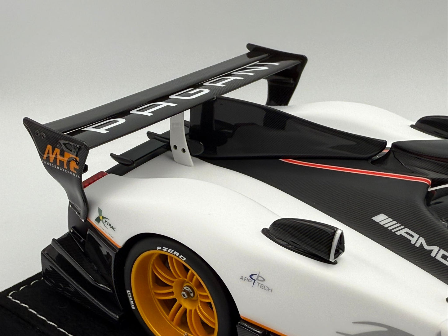 Henson & Heaven 1:18 Pagani Zonda R (White w/ Black Carbon)