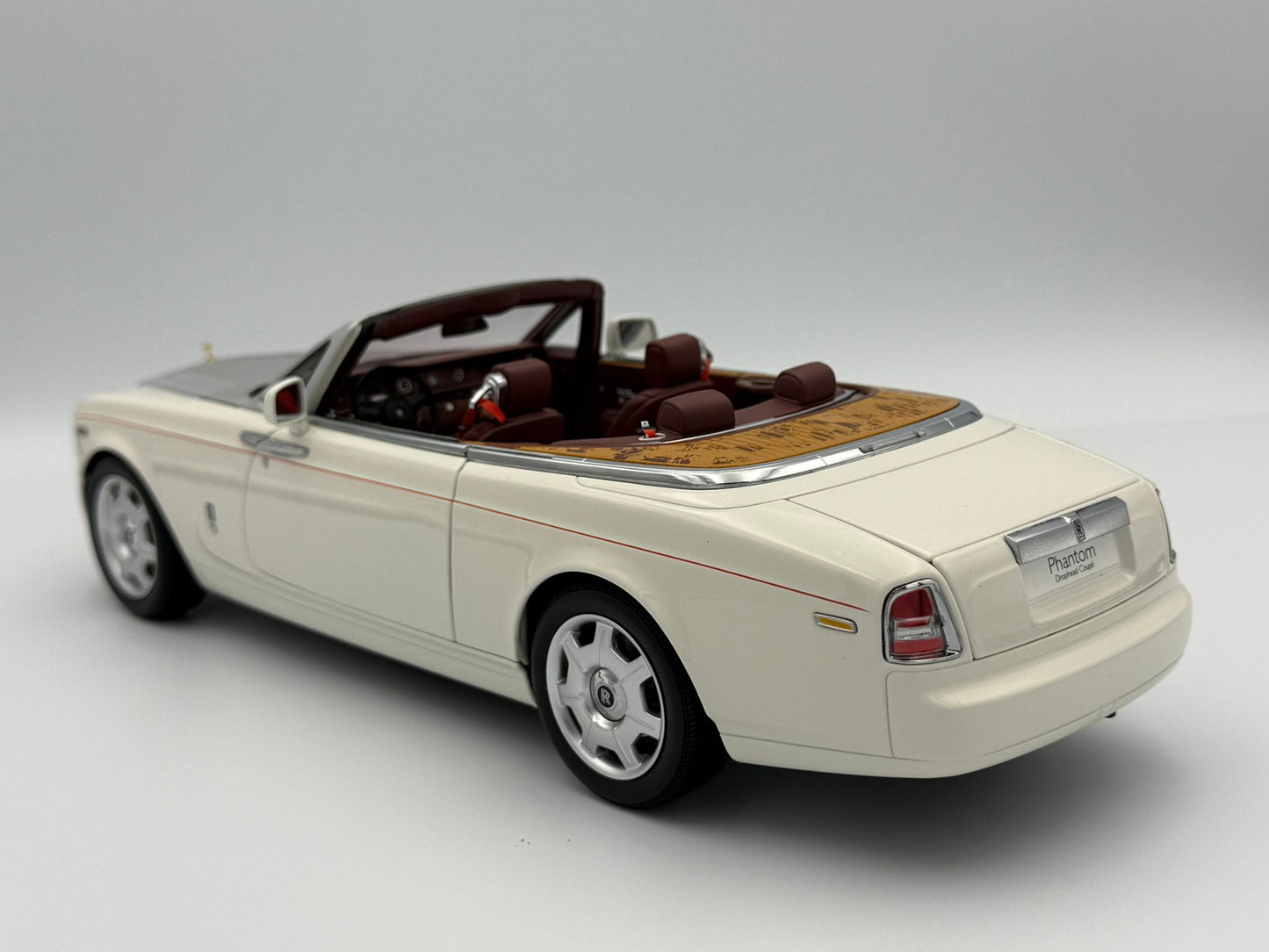 Kyosho 1:18 Rolls-Royce Phantom Drophead Coupe (English White)