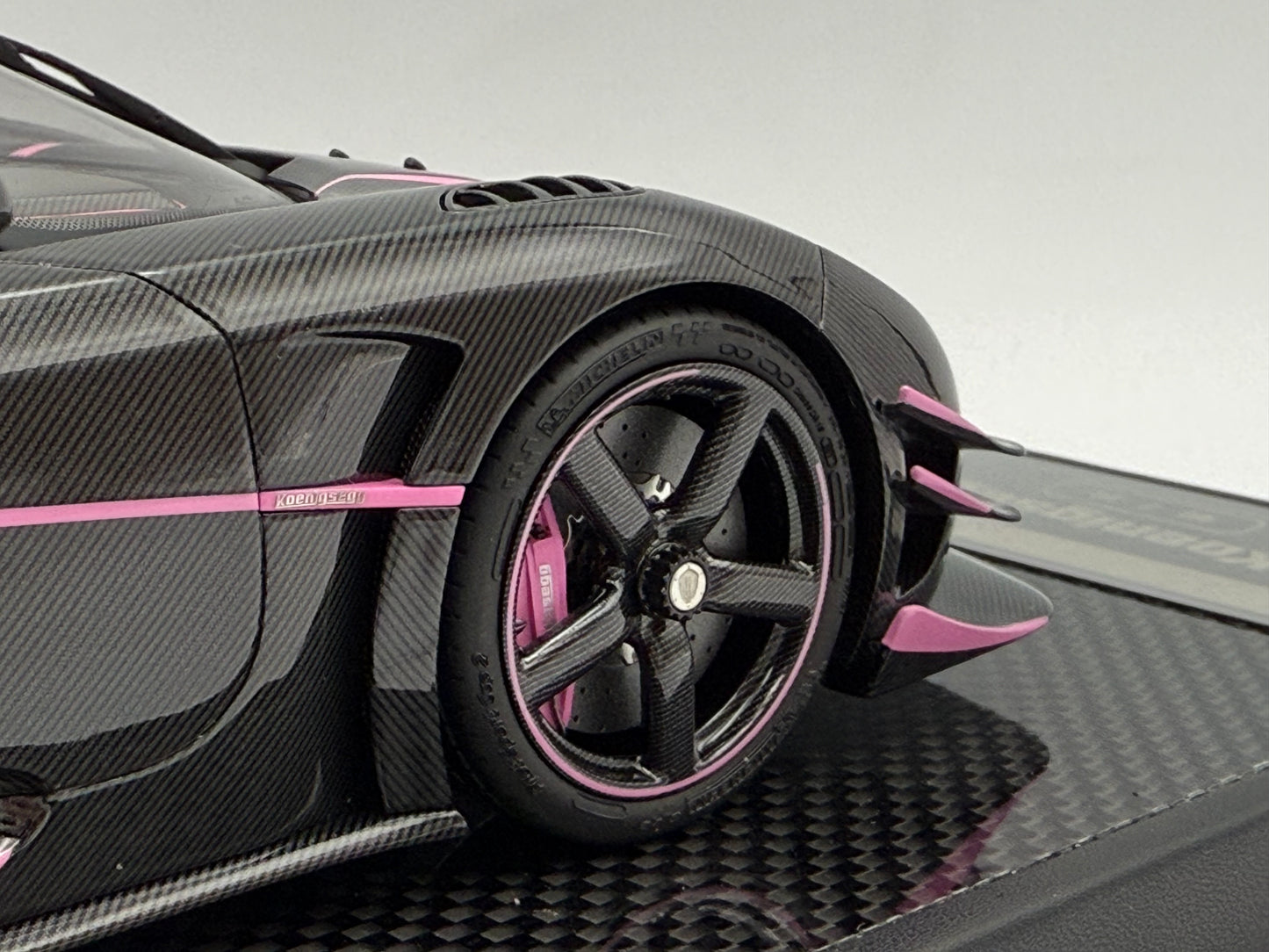 PREORDER VMB 1:18 Koenigsegg One:1 JC (Carbon/Pink)