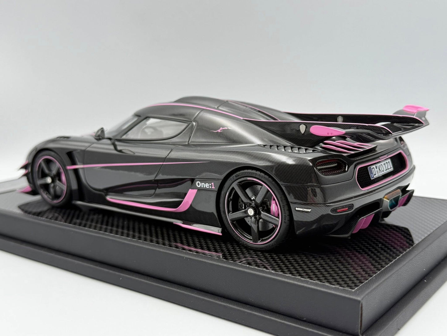 [Consignment Unit] VMB x Miniature Planet 1:18 Koenigsegg One:1 JC (Carbon Fiber/Pink)