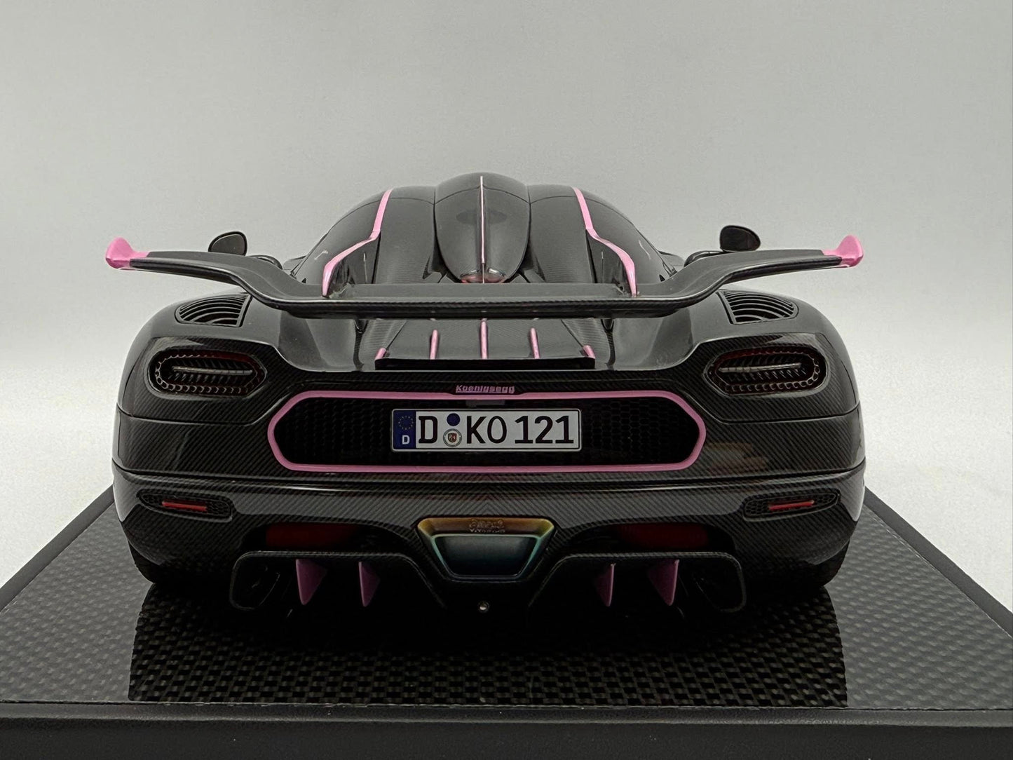 [Consignment Unit] VMB x Miniature Planet 1:18 Koenigsegg One:1 JC (Carbon Fiber/Pink)