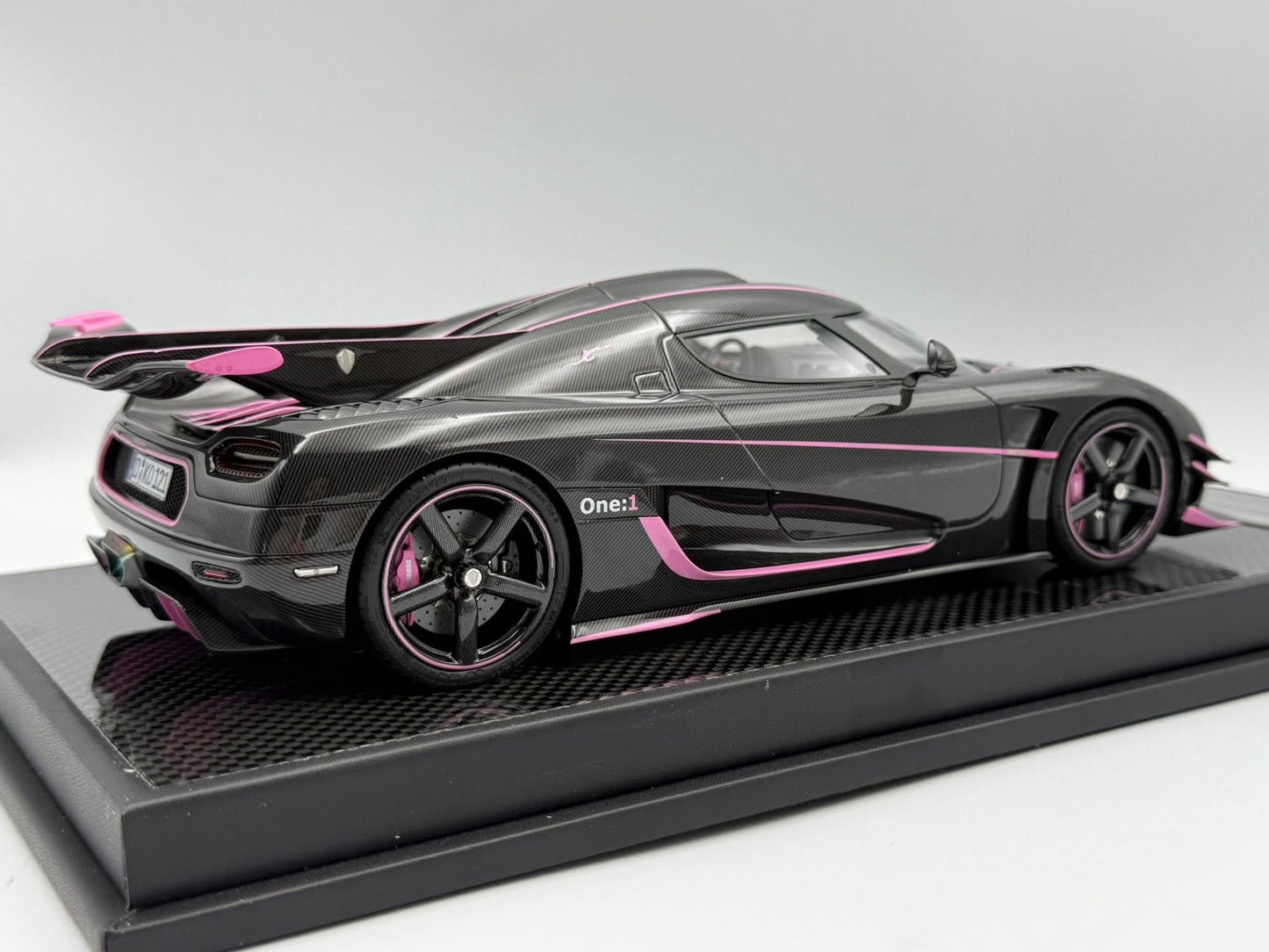 [Consignment Unit] VMB x Miniature Planet 1:18 Koenigsegg One:1 JC (Carbon Fiber/Pink)
