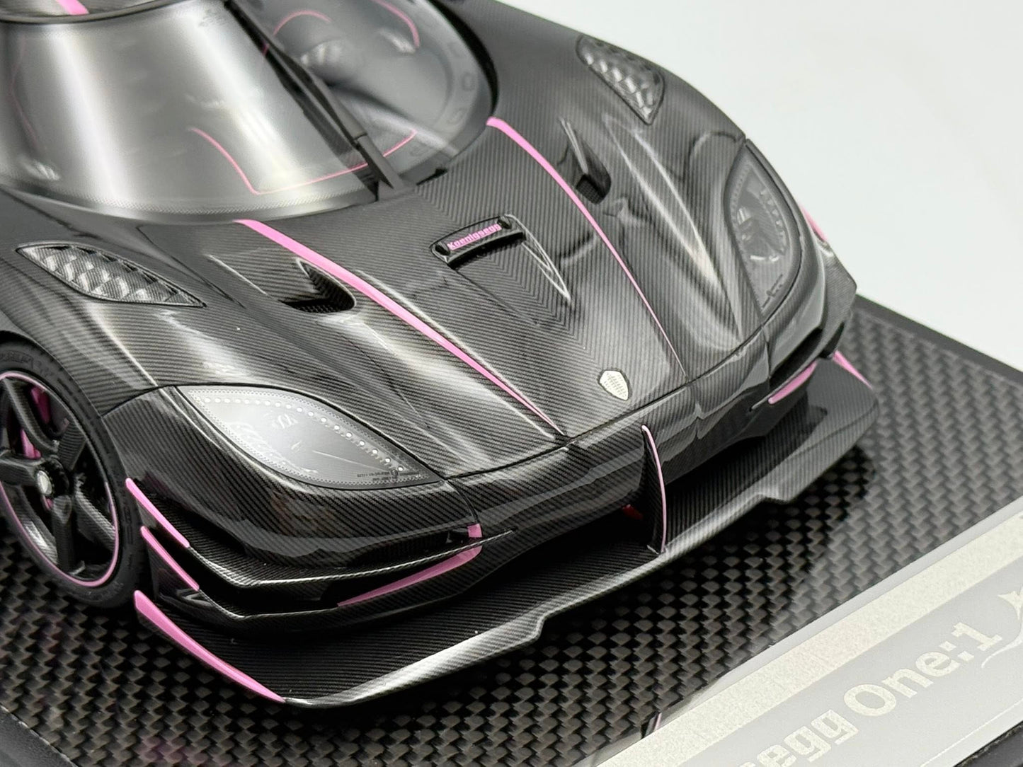 [Consignment Unit] VMB x Miniature Planet 1:18 Koenigsegg One:1 JC (Carbon Fiber/Pink)