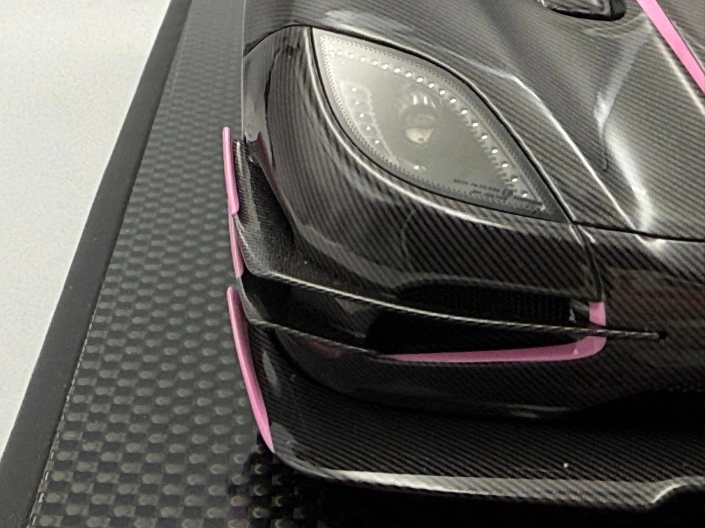 [Consignment Unit] VMB x Miniature Planet 1:18 Koenigsegg One:1 JC (Carbon Fiber/Pink)