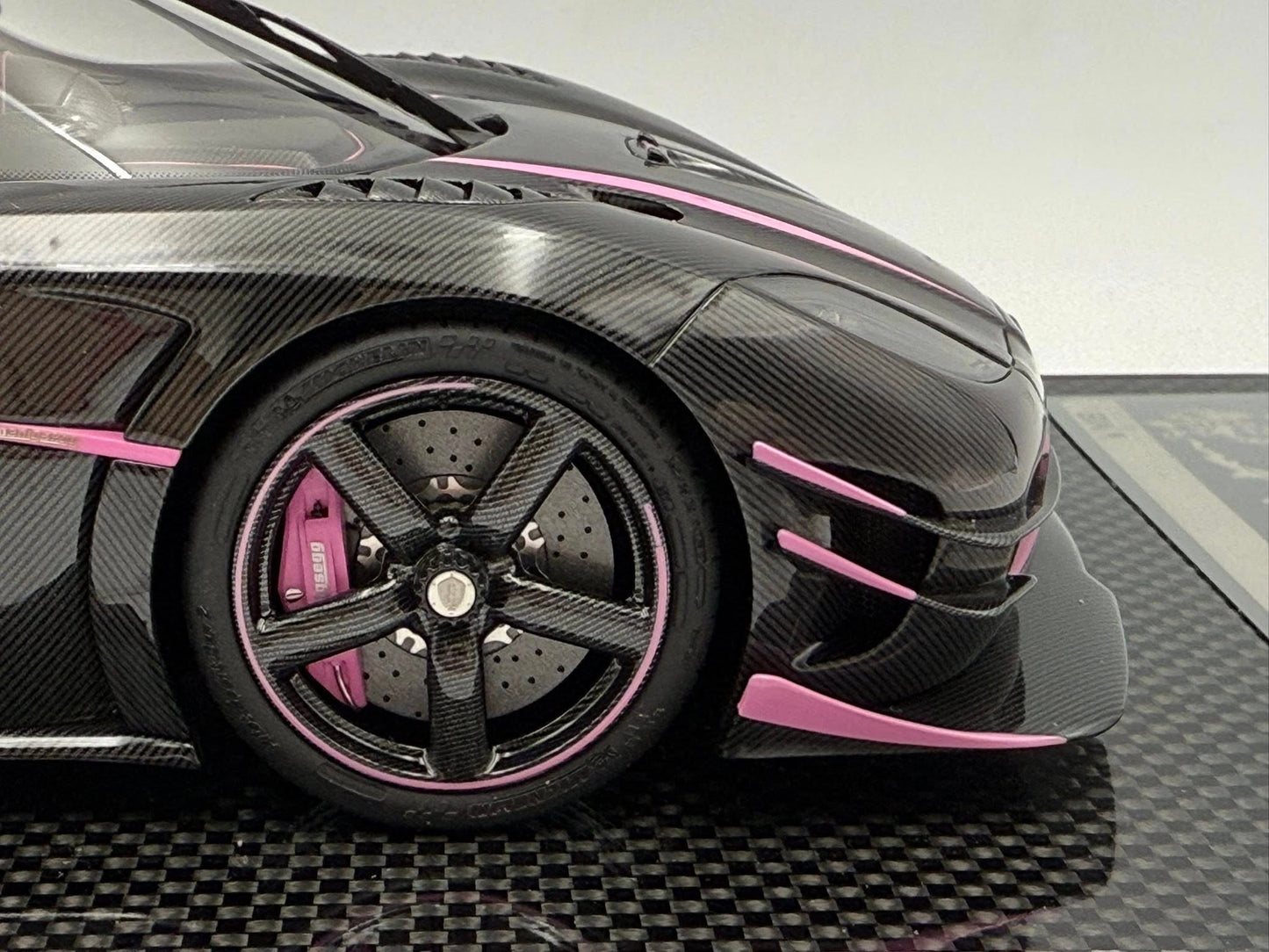 [Consignment Unit] VMB x Miniature Planet 1:18 Koenigsegg One:1 JC (Carbon Fiber/Pink)