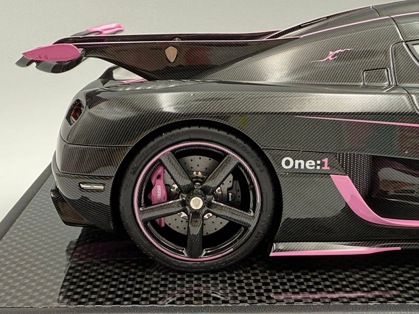 [Consignment Unit] VMB x Miniature Planet 1:18 Koenigsegg One:1 JC (Carbon Fiber/Pink)