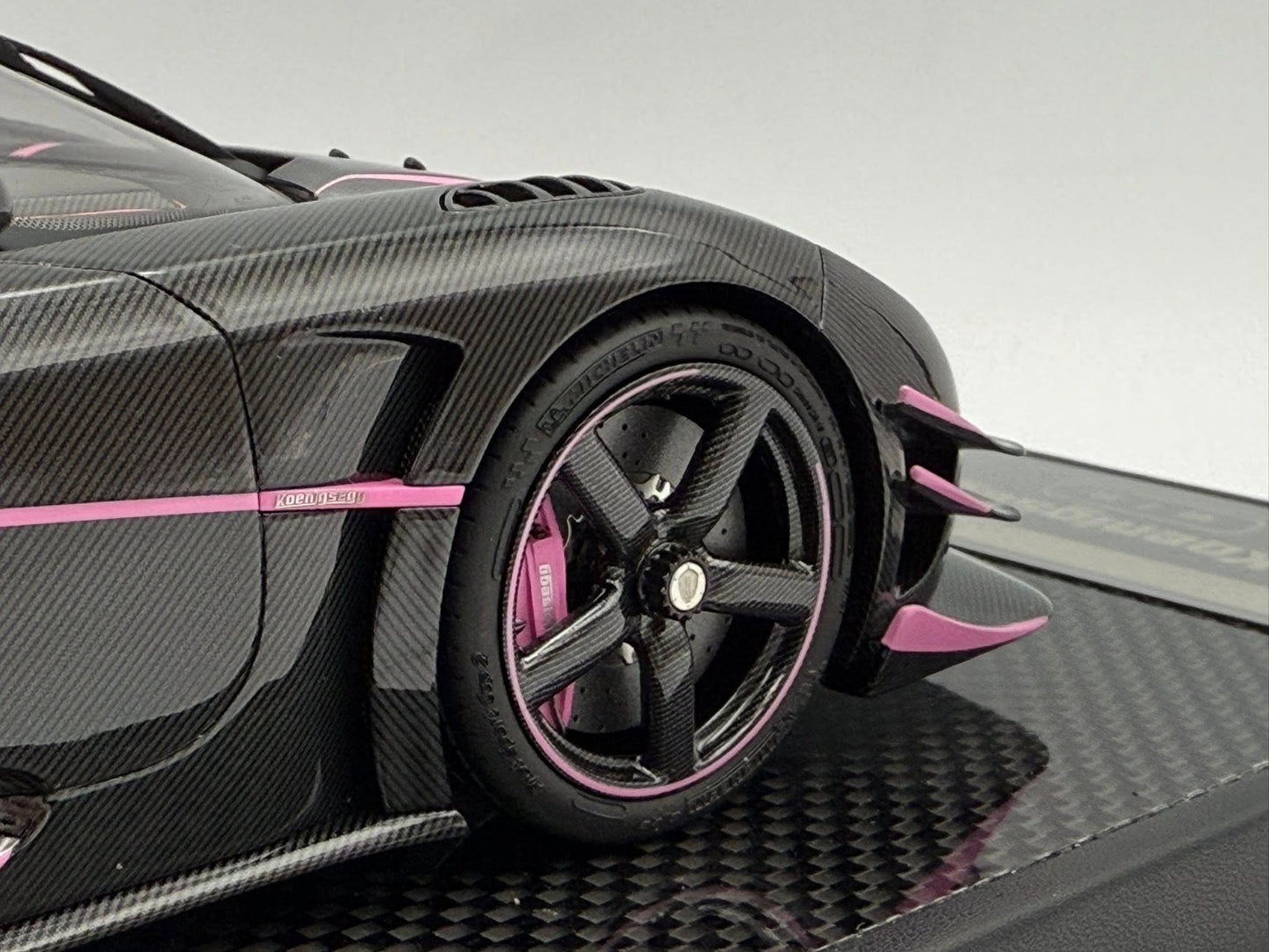 [Consignment Unit] VMB x Miniature Planet 1:18 Koenigsegg One:1 JC (Carbon Fiber/Pink)