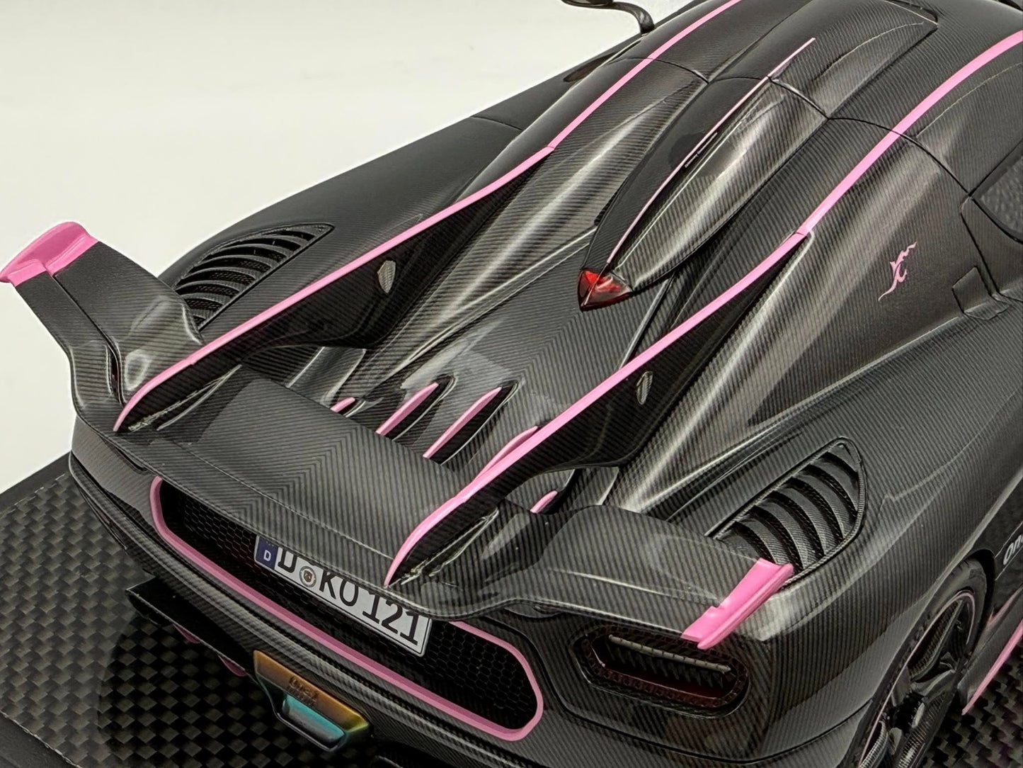 [Consignment Unit] VMB x Miniature Planet 1:18 Koenigsegg One:1 JC (Carbon Fiber/Pink)