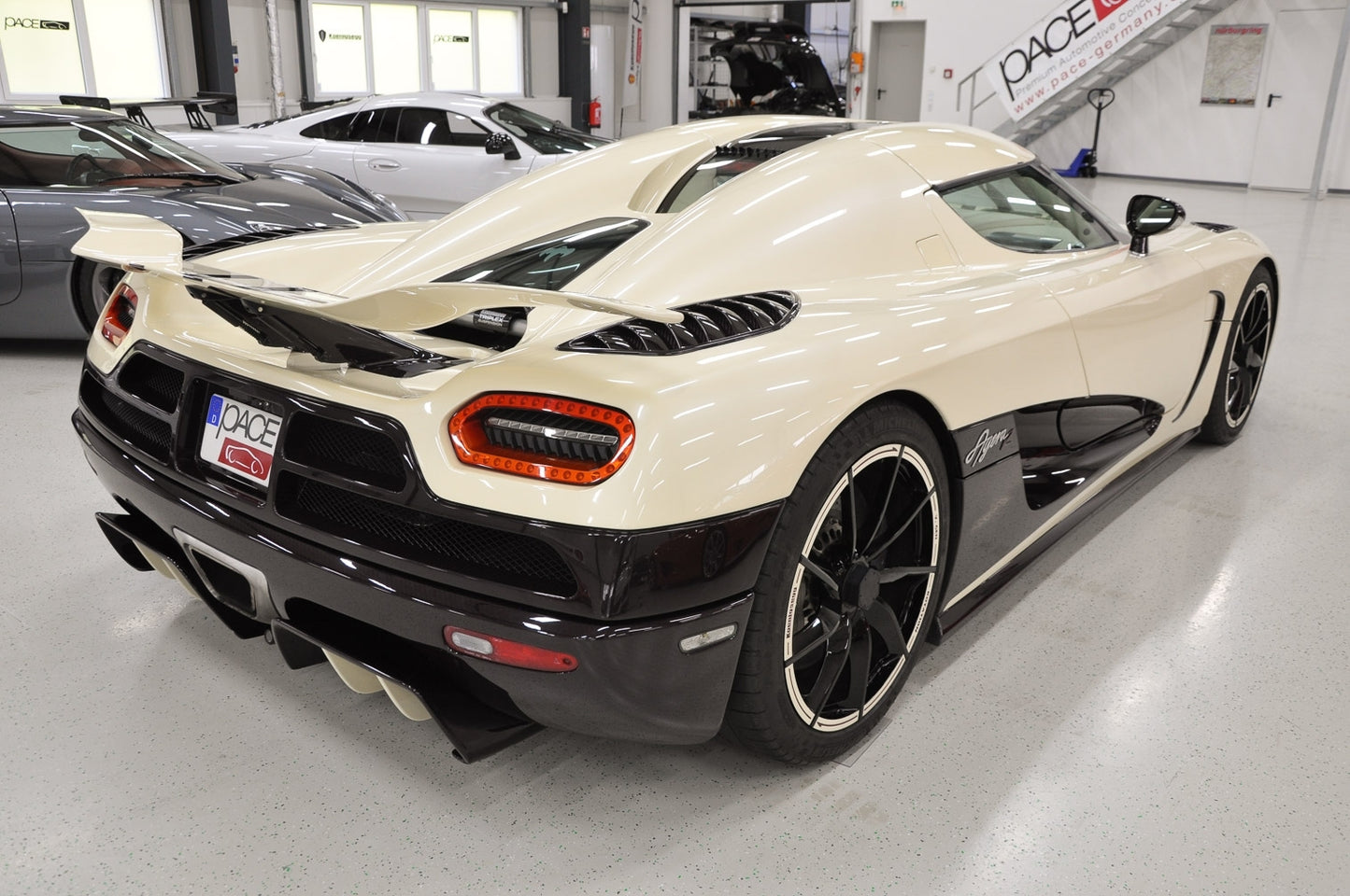 PREORDER VMB x Miniature Planet 1:18 Koenigsegg Agera R (Cream/Purple Carbon)