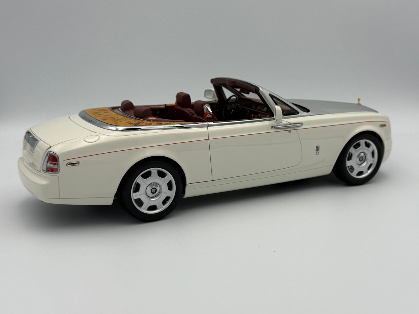 Kyosho 1:18 Rolls-Royce Phantom Drophead Coupe (English White)