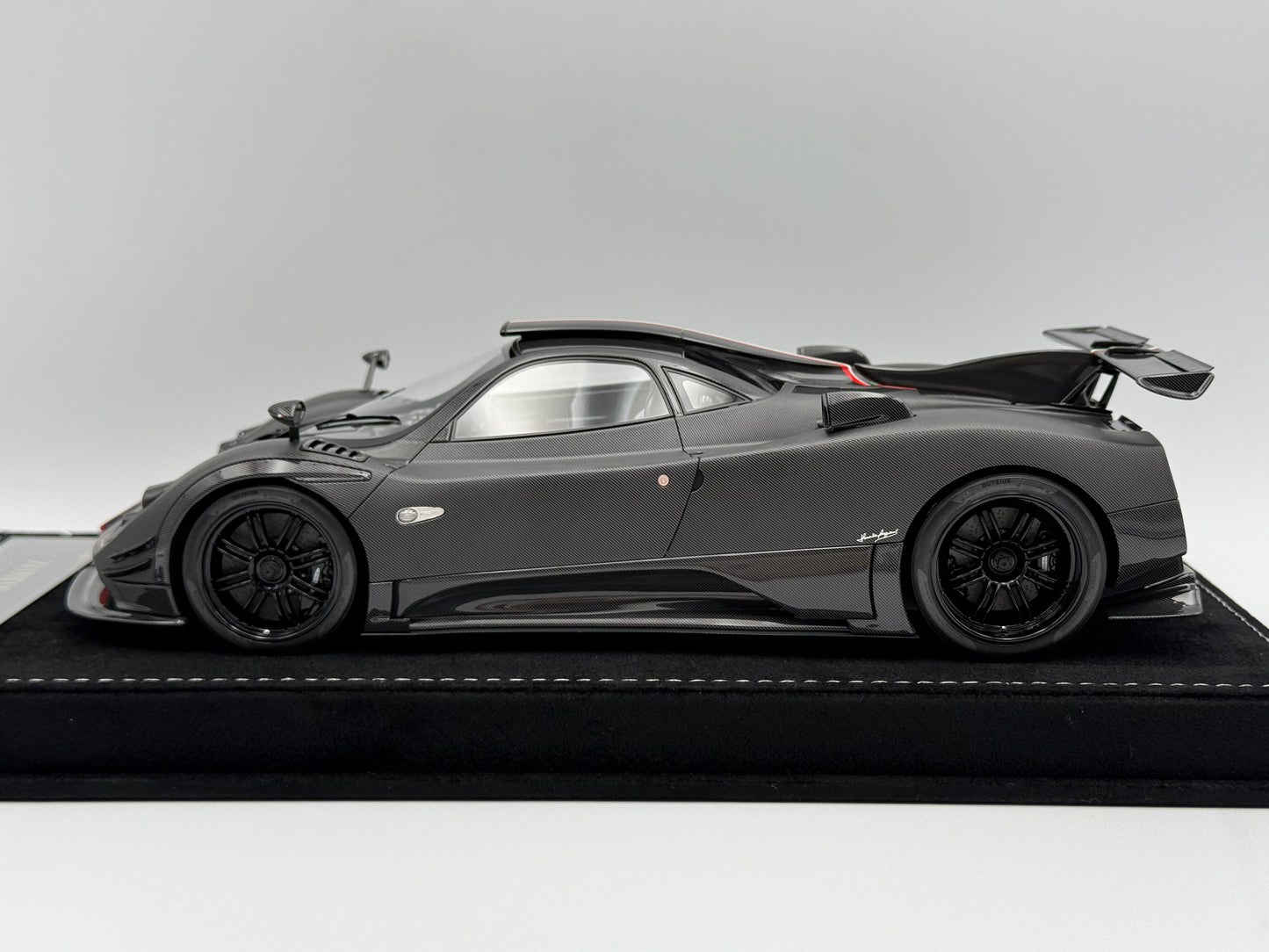 Henson & Heaven 1:18 Pagani Zonda Absolute