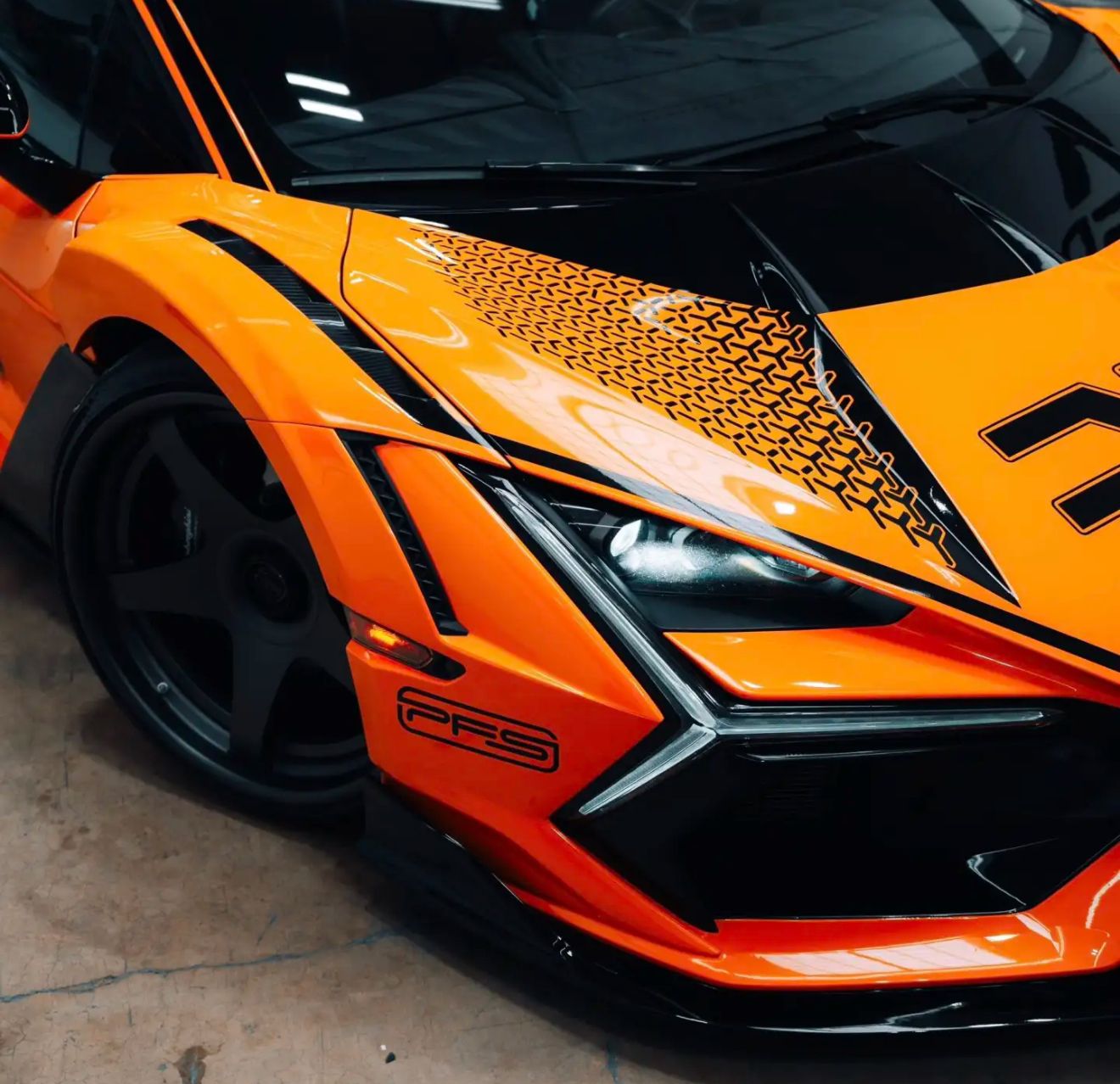 PREORDER 1:18 Lamborghini Revuelto (DDE)