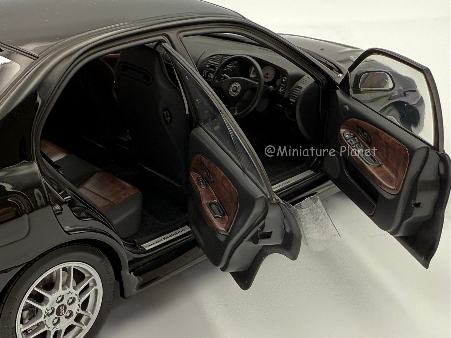 Motorhelix 1:18 Mitsubishi Evolution IV (Black Pearl)