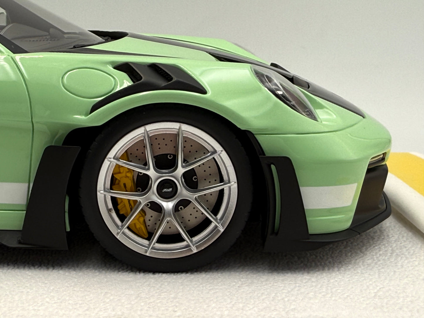 Fuelme Models 1:18 Porsche 992 GT3 RS Weissach Package (Avocado Green)
