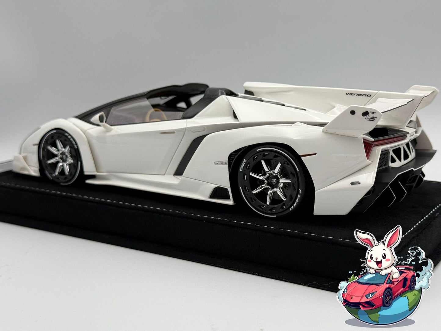 Henson & Heaven 1:18 Lamborghini Veneno Roadster (Ivory White)