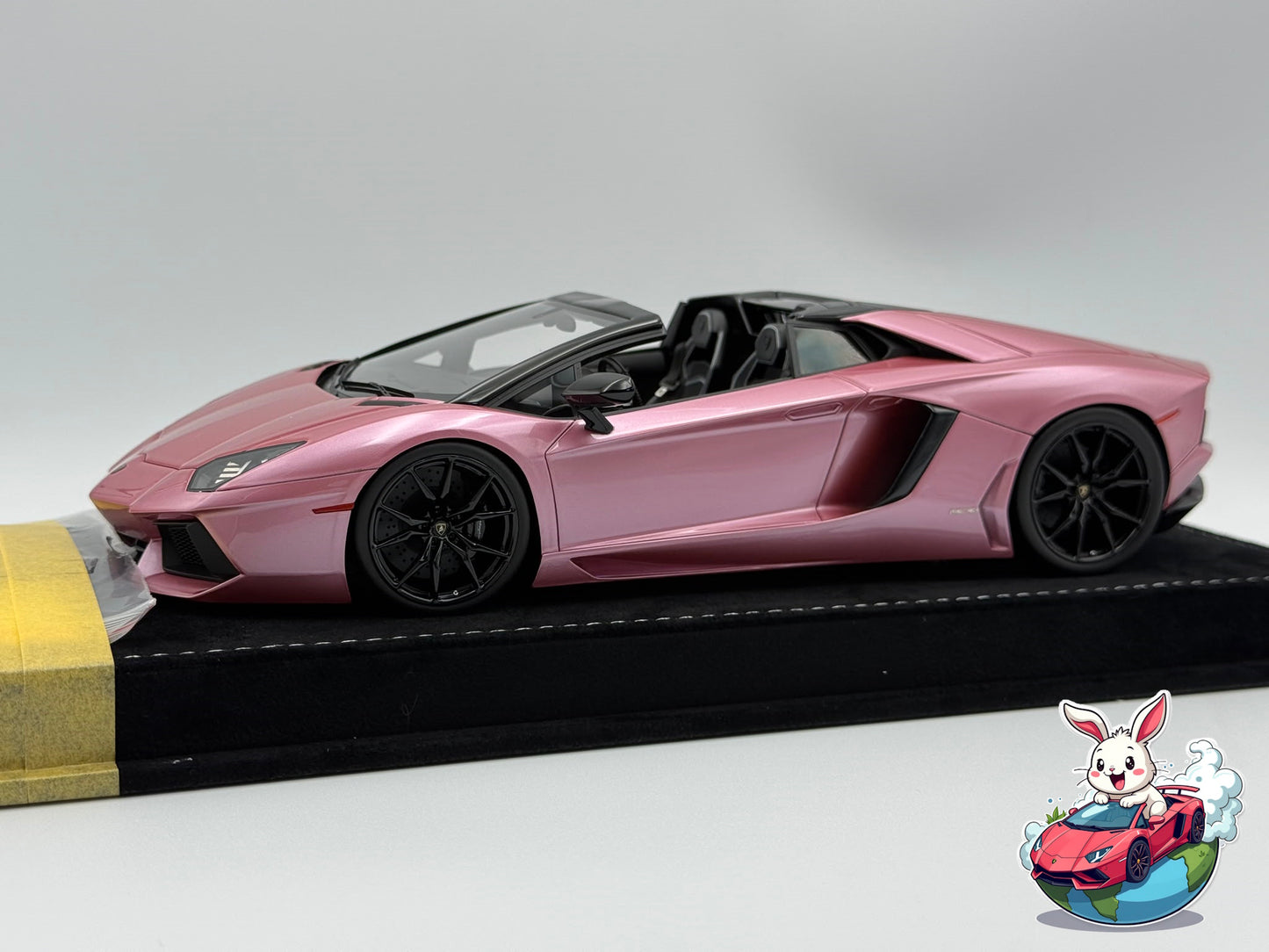 Henson & Heaven 1:18 Lamborghini Aventador LP700-4 Roadster (Royal Rose)