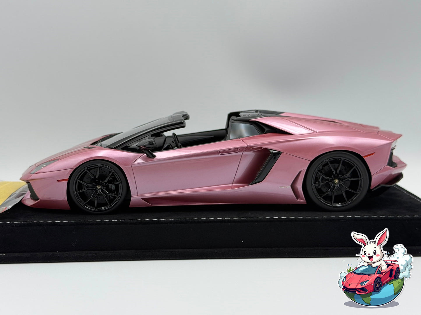 Henson & Heaven 1:18 Lamborghini Aventador LP700-4 Roadster (Royal Rose)