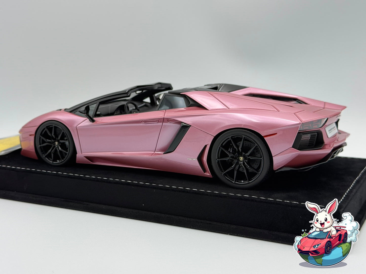 Henson & Heaven 1:18 Lamborghini Aventador LP700-4 Roadster (Royal Rose)
