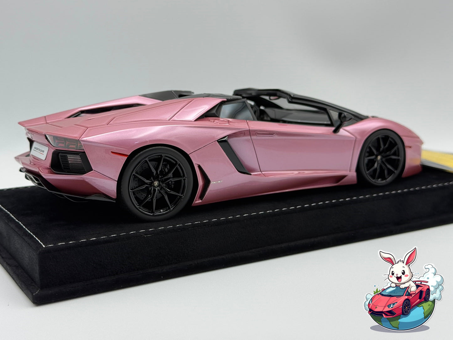 Henson & Heaven 1:18 Lamborghini Aventador LP700-4 Roadster (Royal Rose)