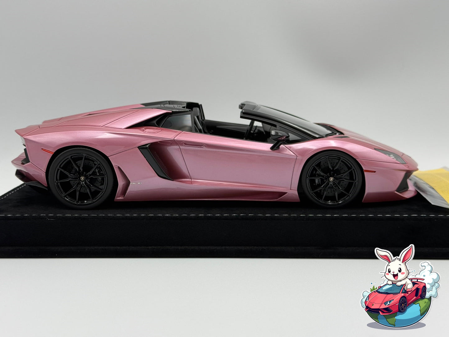 Henson & Heaven 1:18 Lamborghini Aventador LP700-4 Roadster (Royal Rose)