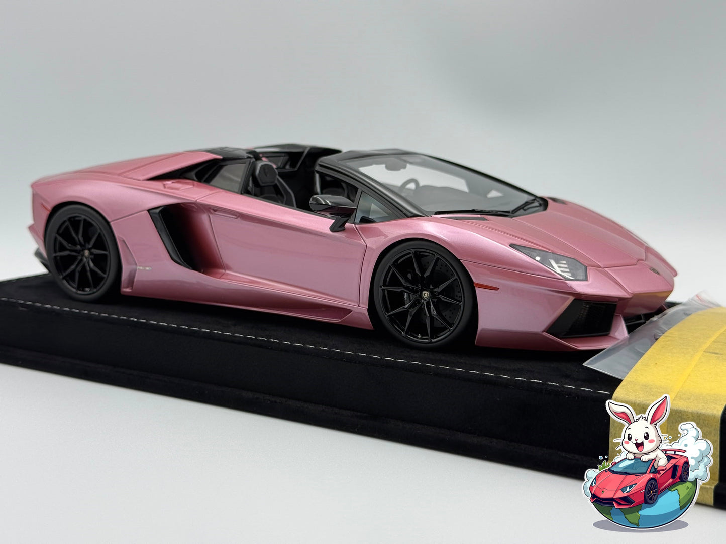 Henson & Heaven 1:18 Lamborghini Aventador LP700-4 Roadster (Royal Rose)