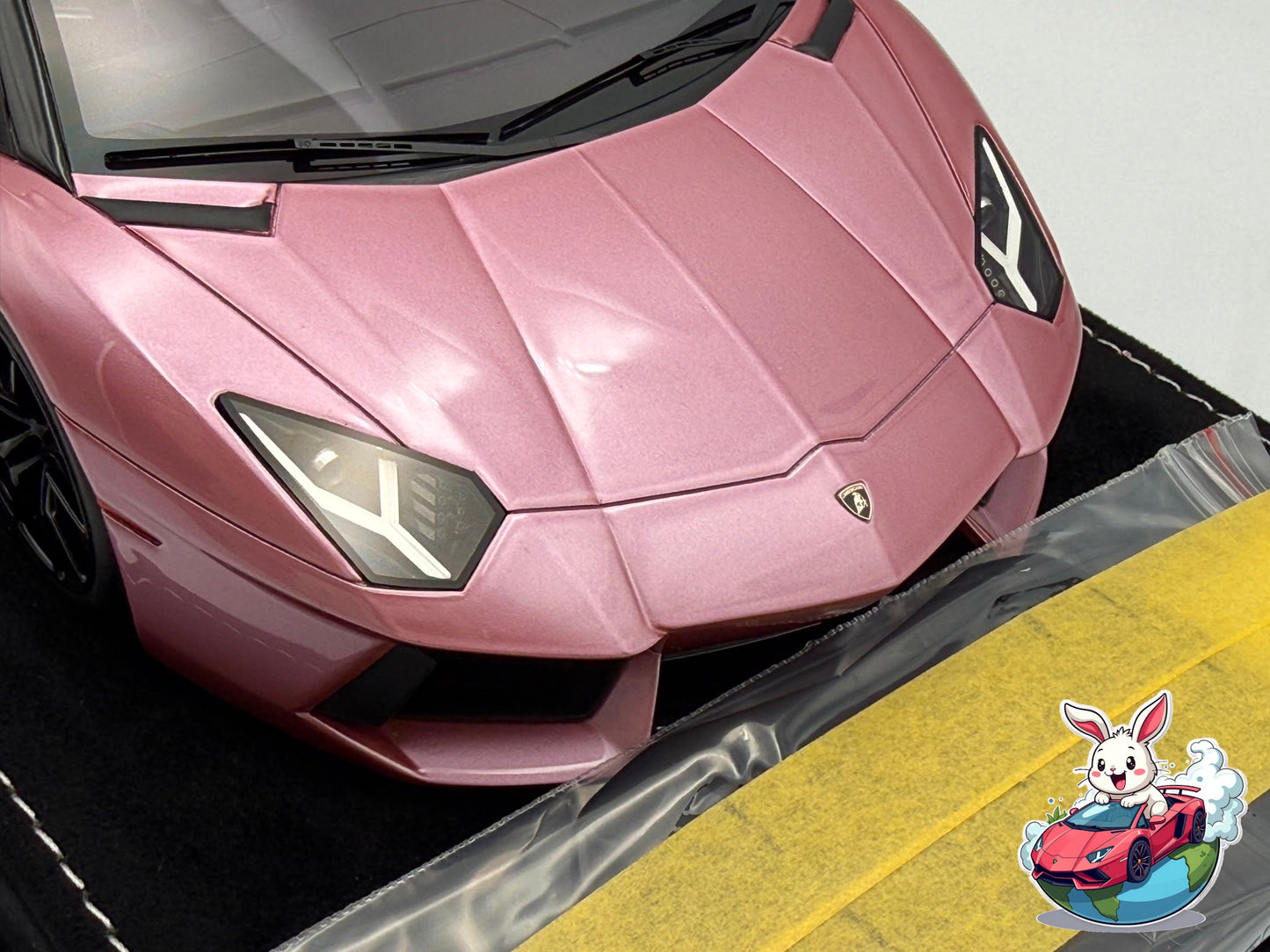 Henson & Heaven 1:18 Lamborghini Aventador LP700-4 Roadster (Royal Rose)