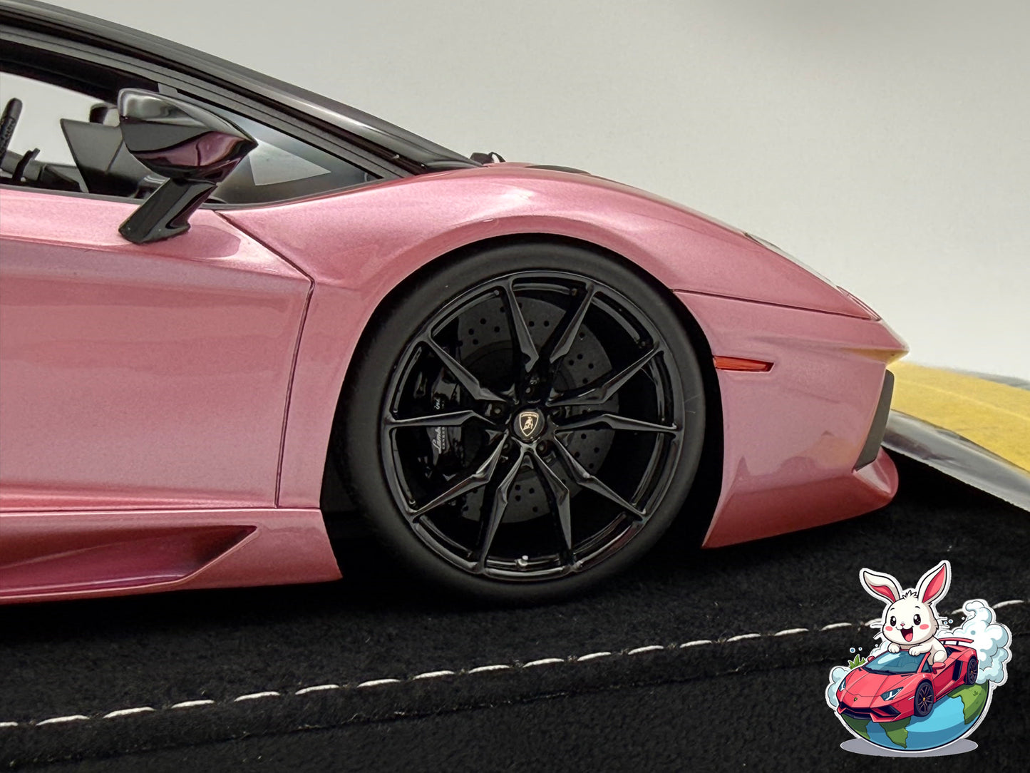 Henson & Heaven 1:18 Lamborghini Aventador LP700-4 Roadster (Royal Rose)