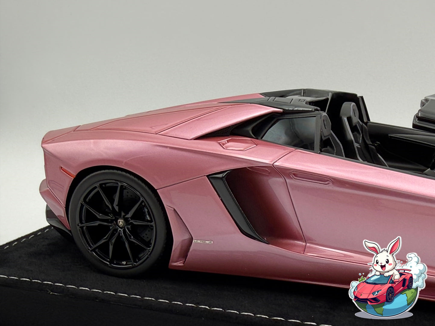Henson & Heaven 1:18 Lamborghini Aventador LP700-4 Roadster (Royal Rose)