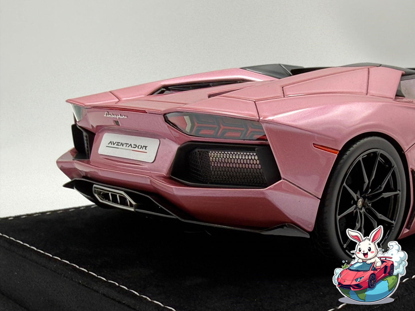 Henson & Heaven 1:18 Lamborghini Aventador LP700-4 Roadster (Royal Rose)