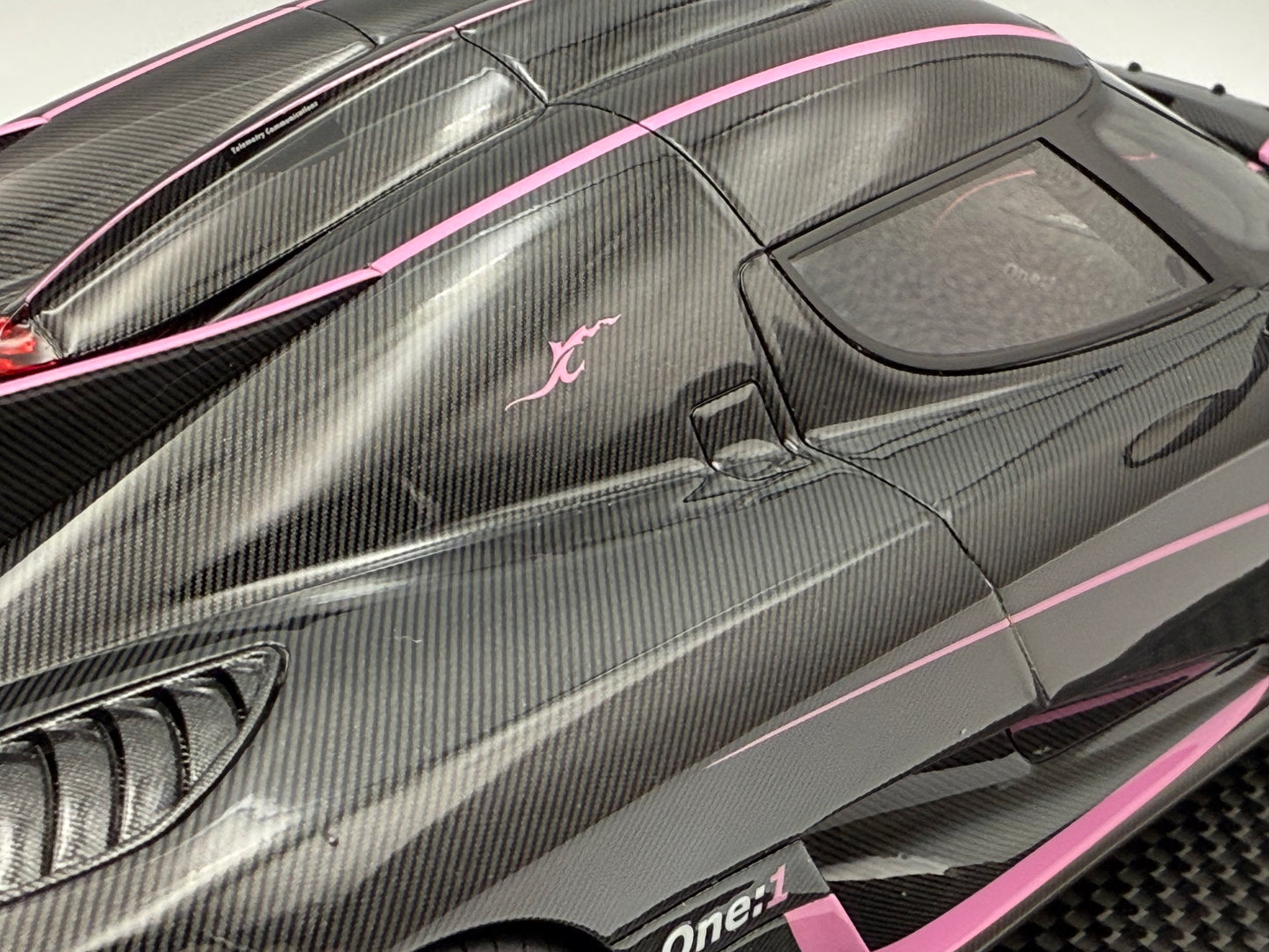 PREORDER VMB 1:18 Koenigsegg One:1 JC (Carbon/Pink)