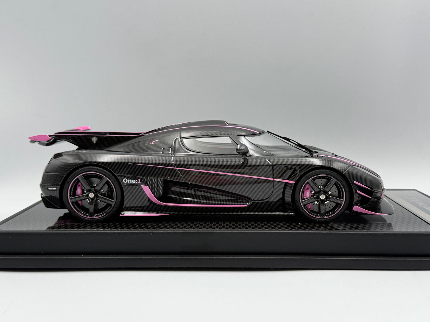 PREORDER VMB 1:18 Koenigsegg One:1 JC (Carbon/Pink)