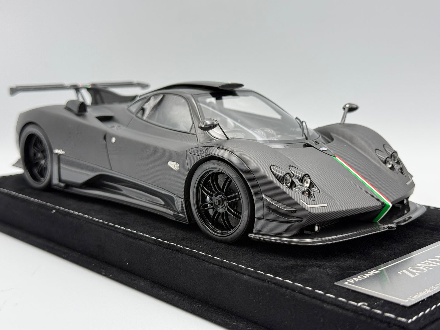 Henson & Heaven 1:18 Pagani Zonda Absolute