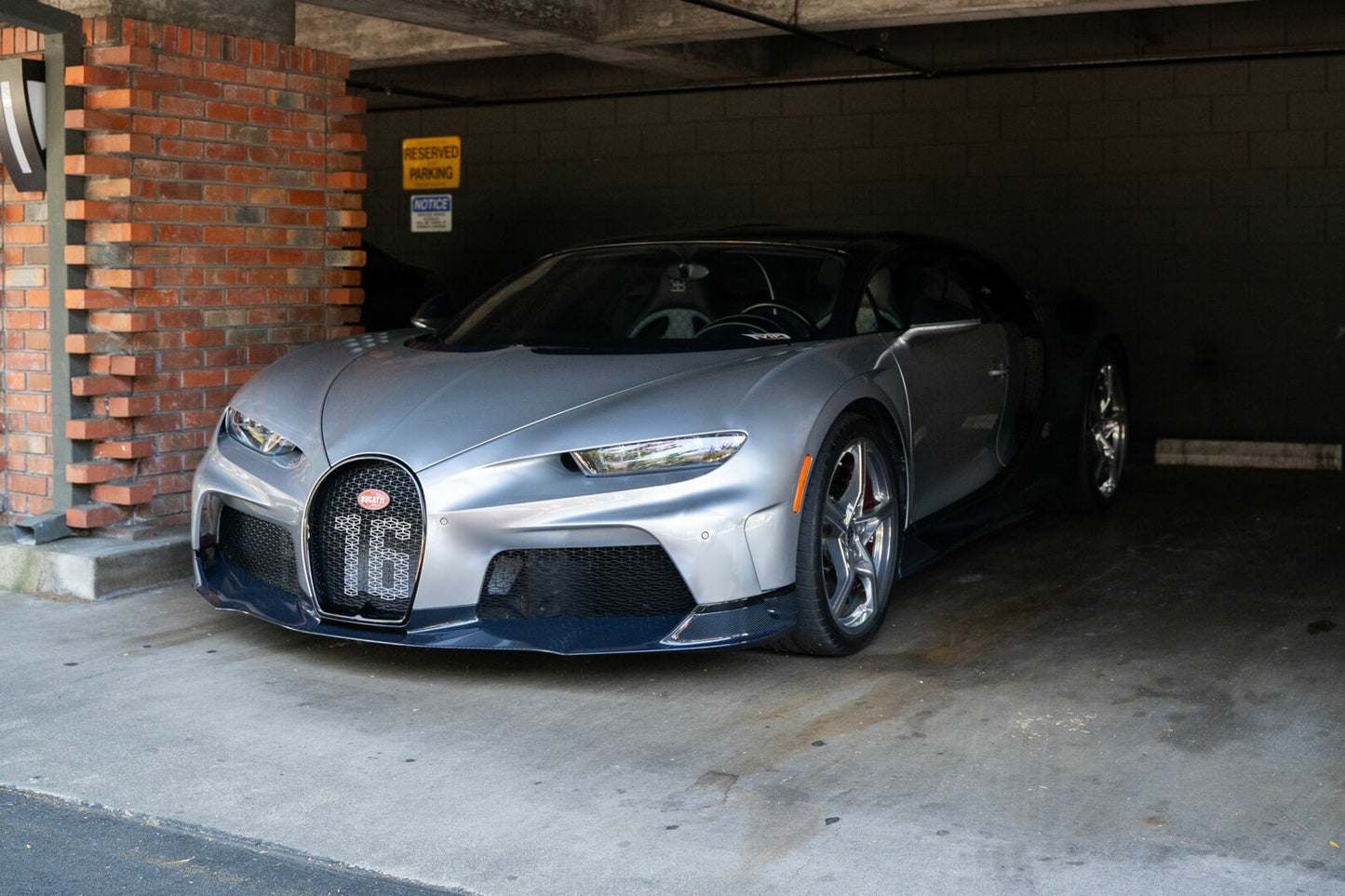 PREORDER 1:18  Bugatti Chiron Super Sport (Royal Blue Carbon Fiber/Argent)